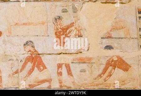 Egypte, Saqqara, tombeau de Ty, scènes de brasserie : prendre des grains dans un bocal, pétrir la pâte, mouler un pain. Banque D'Images