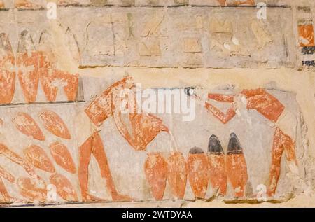 Egypte, Saqqara, tombeau de Ty, verser de la bière dans les bocaux, et fermer les bocaux. Banque D'Images