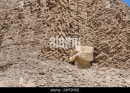 Égypte, région du Fayoum, El Lahun, pyramide de Sésostris II, briques renforcées par une structure en pierre dure. Banque D'Images