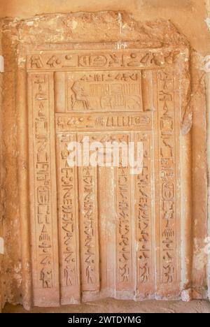 Egypte, Saqqara, près de la chaussée d'Ounas, ruines du mastaba Khenu : fausse porte. Banque D'Images