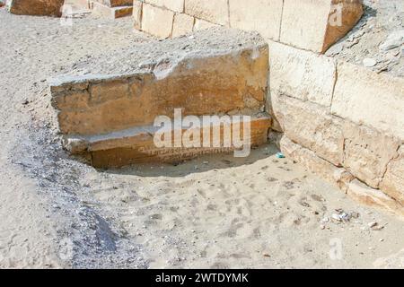 Egypte, Saqqara, près de la chaussée d'Ounas, ruine avec du texte, peut-être une fausse porte. Banque D'Images