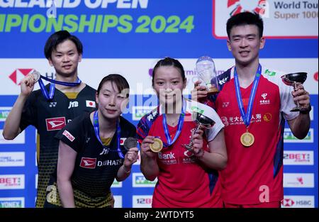 Les Chinois Huang ya Qiong et Zheng si Wei posent avec les Japonais Arisa Higashino et Yuta Wantanbe à la suite de leur finale en double mixte le sixième jour du YONEX All England Open Badminton Championships à l'Utilita Arena Birmingham. Date de la photo : dimanche 17 mars 2024. Banque D'Images