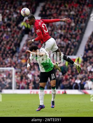 Marcus Rashford de Manchester United (premier) et Mohamed Salah de Liverpool se battent pour le ballon lors du match quart de finale de l'Emirates FA Cup à Old Trafford, Manchester. Date de la photo : dimanche 17 mars 2024. Banque D'Images