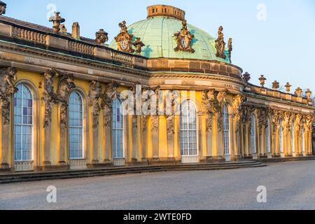 Palais de Sanssouci, une œuvre tardive de Frederician Rococo, avec un intérieur riche et des appartements richement décorés pour un petit nombre d'invités. Construit en 1748 par Georg Wenzeslaus von Knobelsdorff. C'est la retraite sur le vignoble pour Frédéric le Grand. Le jaune est la couleur de la vie privée, loin du protocole judiciaire. Palais de Sanssouci, Potsdam, Brandebourg, Brandebourg, Allemagne Banque D'Images