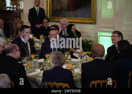 Le Taoiseach Leo Varadkar et son partenaire Matt Barrett avec Nonce apostolique aux États-Unis Christophe Pierre lors du brunch de la Saint Patrick dans la salle est de la Maison Blanche, Washington, DC, dans le cadre de sa visite aux États-Unis pour la Saint Patrick. Date de la photo : dimanche 17 mars 2024. Banque D'Images