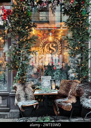L'extérieur décoré de Noël de l'historique Café Schweizer établi en 1920 à Gamla Stan, Stockholm Banque D'Images