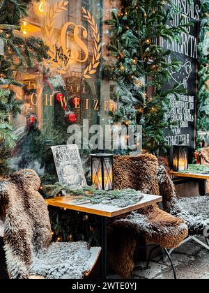 L'extérieur décoré de Noël de l'historique Café Schweizer établi en 1920 à Gamla Stan, Stockholm Banque D'Images