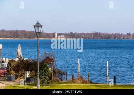 Vue de Kongsnaes à l'église du Sauveur au port de Sacrow. Schwanenallee, Potsdam, Brandebourg, Brandebourg, Allemagne Banque D'Images