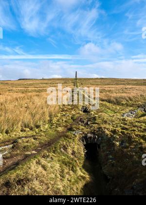 Un vieux conduit de mine de plomb et une cheminée au milieu des landes du Yorkshire. Ce sont une relique de l'époque de l'exploitation du plomb et sont maintenant abandonnés Banque D'Images