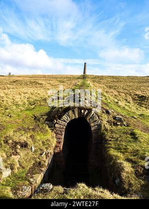 Un vieux conduit de mine de plomb et une cheminée au milieu des landes du Yorkshire. Ce sont une relique de l'époque de l'exploitation du plomb et sont maintenant abandonnés Banque D'Images