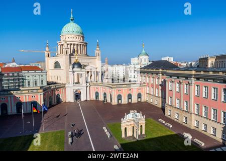 Dans la cour intérieure du Parlement de l'État de Brandebourg, une réplique de l'ancien palais de Potsdam, qui a été gravement endommagé pendant la seconde Guerre mondiale et dont les ruines ont été démolies à l'époque de la RDA, et une vue de l'église Nikolai sur l'Alter Markt. le parlement de Brandebourg réside derrière la façade reconstruite de l'ancien palais de la ville prussienne. Alter Markt, Potsdam, Brandebourg, Brandebourg, Allemagne Banque D'Images