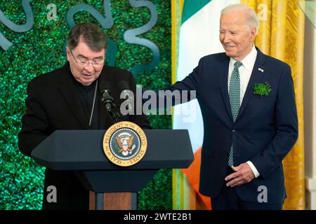 États-Unis. 17 mars 2024. Le président Joe Biden écoute le Cardinal Christophe Pierre, Nonce apostolique aux États-Unis, prendre la parole dans la salle est lors d’une réunion Brunch de la fête de Patrick avec des dirigeants catholiques à la Maison Blanche le dimanche 17 mars 2024. Photo de Leigh Vogel/ABACAPRESS.COM crédit : Abaca Press/Alamy Live News Banque D'Images