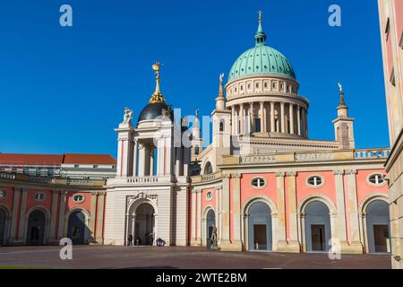 La cour intérieure du Parlement de Brandebourg, une réplique de l'ancien palais de Potsdam, qui a été gravement endommagé pendant la seconde Guerre mondiale et dont les ruines ont été démolies à l'époque de la RDA, et une vue sur l'imposant dôme tambour de l'église Nikolai sur l'Alter Markt. le parlement de Brandebourg réside derrière la façade reconstruite de l'ancien palais de la ville prussienne. Alter Markt, Potsdam, Brandebourg, Brandebourg, Allemagne Banque D'Images