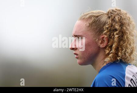 Crawley, Royaume-Uni. 17 mars 2024. Brighton's Katie Robinson lors du match de Super League féminine de Barclays entre Brighton & Hove Albion et Manchester City au Broadfield Stadium de Crawley. Crédit : James Boardman/Alamy Live News Banque D'Images