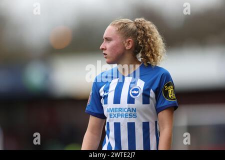 Crawley, Royaume-Uni. 17 mars 2024. Brighton's Katie Robinson lors du match de Super League féminine de Barclays entre Brighton & Hove Albion et Manchester City au Broadfield Stadium de Crawley. Crédit : James Boardman/Alamy Live News Banque D'Images