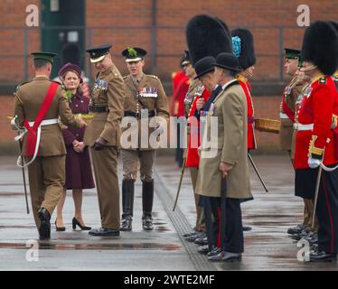 Caserne de Mons, Aldershot, Hampshire, Royaume-Uni. 17 mars 2024. Le régiment des gardes irlandais se réunit lors d'un spécial réuni Défilé de la fête de Patrick et célébration à Aldershot. Le défilé est un point culminant de l'année pour ce régiment à double rôle. Lady Ghika, épouse du lieutenant-colonel régimentaire, le major-général Sir Christopher Ghika, présente le Shamrock aux officiers, Seamus et Adjudants, qui à leur tour l'émettent dans les rangs. Le défilé se termine par une marche passée où le lieutenant-colonel régimentaire, le major-général Sir Christopher Ghika, prend le salut. Crédit : Malcolm Park/Alamy Banque D'Images