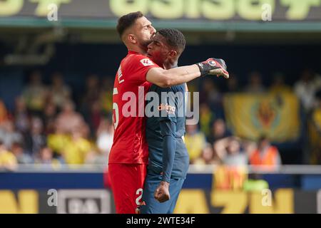 VILLARREAL, ESPAGNE - 17 MARS : Giorgi Mamardashvili, gardien de but et Cristhian Mosquera Centre-back de Valencia CF réagit lors du match LaLiga EA Sports entre Villarreal FC et Valencia CF à l'Estadio de la Ceramica le 17 mars 2024 à Villarreal, Espagne. (Photo de Jose Torres/photos Players images) Banque D'Images