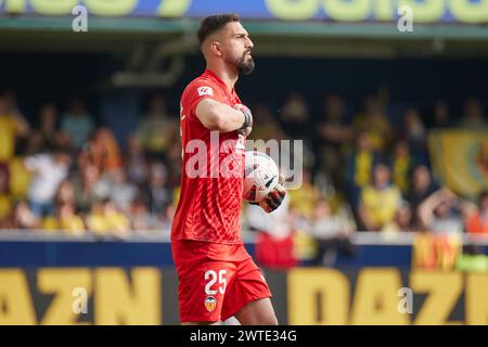 VILLARREAL, ESPAGNE - 17 MARS : Giorgi Mamardashvili Goalkeeper of Valencia CF réagit lors du match LaLiga EA Sports entre Villarreal FC et Valencia CF à l'Estadio de la Ceramica le 17 mars 2024 à Villarreal, Espagne. (Photo de Jose Torres/photos Players images) Banque D'Images