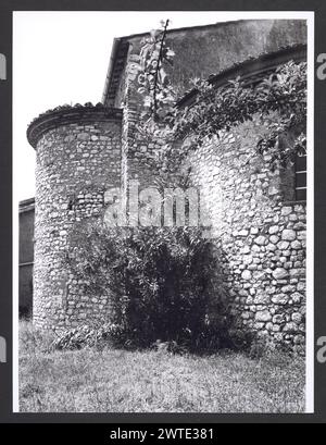 Lazio Rieti Casperia S. Maria di Legarano6. Hutzel, Max 1960-1990 médiéval : Crucifix en bois datant des années 1400 ou (XIVe siècle). Post-médiéval : peinture, sculpture. Dans la lunette au-dessus du portail se trouve une fresque de l'Annonciation de Bartolomeo Torresani. Fresque du jugement dernier, de Bartolomeo Torresani, sur les murs d'une chapelle à gauche de l'atrium. Peinture de S. Sébastien et S. Jean Baptiste de l'école d'Antoniazzo Romano. Dans une niche, représentation du mariage de la Vierge, fresque attribuée à Alessandro Torresani. Scène de la Nativité en terre cuite polychromée par an AB Banque D'Images