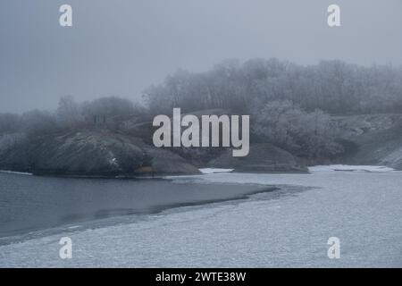 ASPÖ, FERRY MS Utö, ARCHIPEL DE TURKU : le ferry local de l'archipel libre MS Utö atterrit sur l'île de Aspö, dans le magnifique archipel de Turku, par une froide journée d'hiver dans un brouillard glacial. INFO : L'archipel Turku, situé dans la mer Baltique au large de la côte sud-ouest de la Finlande, comprend des milliers d'îles et d'îlots. Ses paysages pittoresques, parsemés de villages pittoresques et de monuments historiques, attirent les visiteurs en quête de tranquillité, d'aventures en plein air et de charme maritime. Banque D'Images