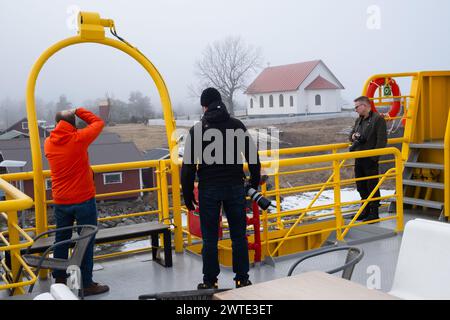 ASPÖ, FERRY MS Utö, ARCHIPEL DE TURKU : le ferry local de l'archipel libre MS Utö atterrit sur l'île de Aspö, dans le magnifique archipel de Turku, par une froide journée d'hiver dans un brouillard glacial. INFO : L'archipel Turku, situé dans la mer Baltique au large de la côte sud-ouest de la Finlande, comprend des milliers d'îles et d'îlots. Ses paysages pittoresques, parsemés de villages pittoresques et de monuments historiques, attirent les visiteurs en quête de tranquillité, d'aventures en plein air et de charme maritime. Banque D'Images