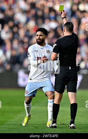 Londres, Royaume-Uni. 17 mars 2024. Jarred Gillet (arbitre) montre le carton jaune à Douglas Luiz (Aston Villa) lors du match de West Ham vs Aston Villa premier League au London Stadium Stratford. Cette image est RÉSERVÉE à UN USAGE ÉDITORIAL. Licence exigée du Football DataCo pour toute autre utilisation. Crédit : MARTIN DALTON/Alamy Live News Banque D'Images