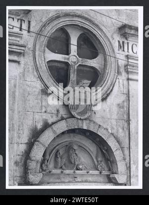 Lazio Latina Sonnino S. Michele. Hutzel, Max 1960-1990 médiéval : photographié lors de la restauration ; architecture, sculpture architecturale (11-14ème siècle) ; bougies pascal (11ème siècle) ; crucifix en bois peint (14ème siècle) objet Notes : TCI mentionne le travail du 13ème siècle de Madone et enfant au-dessus de l'autel principal ; enlevé lors de la restauration? Photographe et érudit d'origine allemande Max Hutzel (1911-1988) photographié en Italie du début des années 1960 jusqu'à sa mort. Le résultat de ce projet, désigné par Hutzel comme Foto Arte Minore, est une documentation approfondie du développement historique de l'art en Italie jusqu'à t Banque D'Images