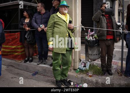 Patra, Grèce. 17 mars 2024. Un participant au carnaval participera au carnaval de Patras à Patras, en Grèce, le 14 mars 2024. (Photo de Giorgos Arapekos/NurPhoto) crédit : NurPhoto SRL/Alamy Live News Banque D'Images