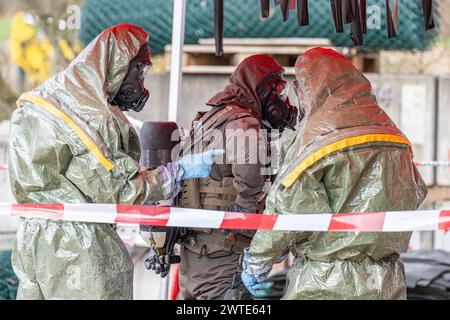 Sulzbach Rosenberg, Allemagne. 17 mars 2024. Les forces spéciales de la police allemande dans les procès de protection chimique participent à un grand exercice transnational. L'exercice de lutte contre le terrorisme 'exercice de lutte contre le terrorisme 2024' implique des unités spéciales de police et des douanes ainsi que des membres des forces armées allemandes, des services de secours, des pompiers et de l'Agence fédérale de secours technique. Crédit : Armin Weigel/dpa/Alamy Live News Banque D'Images