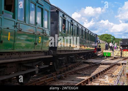 Échange de jetons afin de progresser sur la section suivante de la voie unique : train à vapeur approchant d'une gare sur le chemin de fer à vapeur de l'île de Wight Banque D'Images