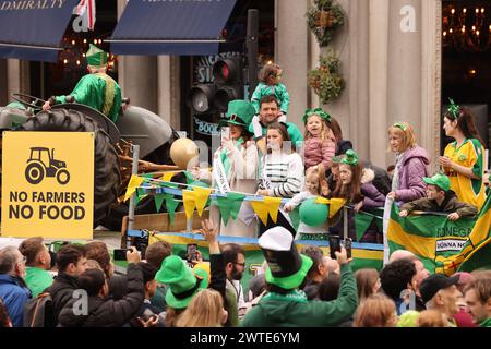 Londres, Royaume-Uni, 17 mars 2024. Plus de 50000 personnes se sont jointes à la parade annuelle de la St Patrick à Londres. Le cortège des fanfares et des chars a commencé à Hyde Park avec Panti Bliss comme grand maréchal. Le maire de Londres, Sadiq Khan, et la ministre de l'éducation, Norma Foley, se joignaient également à elle. Crédit : Monica Wells/Alamy Live News Banque D'Images