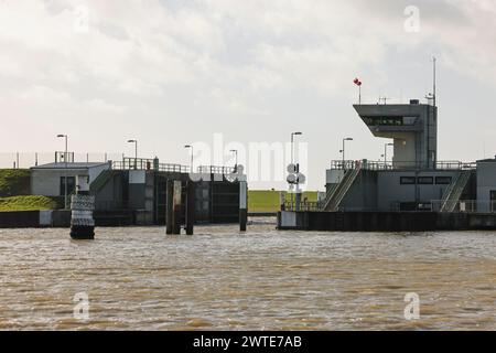 Husum, Allemagne. 16 mars 2024. Le soleil brille sur le barrage. Les dépôts de sédiments ont fait rétrécir le chenal du port de Husum de plus en plus au fil du temps. Maintenant, la ville de Husum (district de Frise du Nord) veut approfondir à nouveau l'entrée du port avec une mesure unique d'entretien de l'eau. Crédit : Frank Molter/dpa/Alamy Live News Banque D'Images