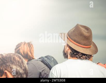Photo vue arrière d'un homme portant un élégant chapeau sous-jacent. Banque D'Images