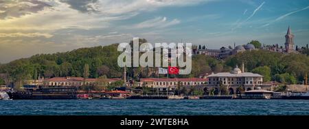Vue depuis Galataport surplombant le détroit du Bosphore avec bateau à voile et palais de Topkapi à l'extrémité avant le coucher du soleil, Istanbul, Turquie Banque D'Images