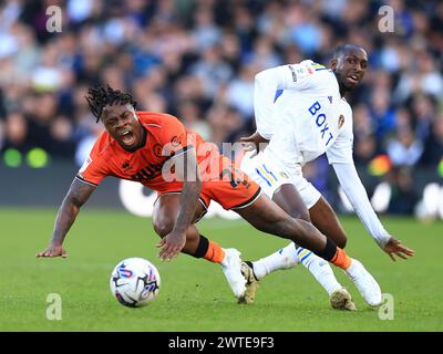 Leeds, Royaume-Uni. 17 mars 2024. Michael Obafemi de Millwall est affronté par Glen Kamara de Leeds United lors du Leeds United FC v Millwall FC SKY BET EFL Championship match à Elland Road, Leeds, Angleterre, Royaume-Uni le 17 mars 2024 Credit : Every second Media/Alamy Live News Banque D'Images