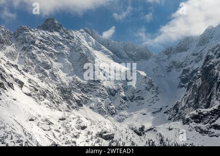 Regardez de près les montagnes polonaises des Hautes Tatras au-dessus de Czarny Staw pod Rysami. Dans le bacground Rysy, Nizne Rysy, et Wolowa Turnia pics couverts de neige Banque D'Images