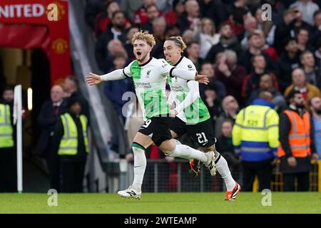 Harvey Elliott de Liverpool (à gauche) célèbre avoir marqué le troisième but de son équipe lors du match quart de finale de la Coupe de FA Emirates à Old Trafford, Manchester. Date de la photo : dimanche 17 mars 2024. Banque D'Images