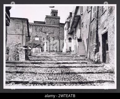 Lazio Roma Gavignano Castello Baronale. Hutzel, Max 1960-1990 médiéval : architecture. Château où est né le pape Innocent III (Lothario dei Conti di Segni ; 1198-1216). Photographe et érudit d'origine allemande Max Hutzel (1911-1988) photographié en Italie du début des années 1960 jusqu'à sa mort. Le résultat de ce projet, appelé Foto Arte Minore par Hutzel, est une documentation approfondie du développement historique de l'art en Italie jusqu'au XVIIIe siècle, y compris des objets des Étrusques et des Romains, ainsi que des monuments médiévaux, romans, gothiques, Renaissance et baroques. Les images sont organisées Banque D'Images