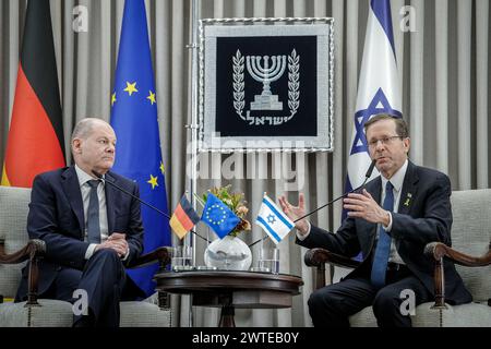 Jérusalem, Israël. 17 mars 2024. Le Chancelier fédéral Olaf Scholz (à gauche, SPD) est reçu par Yitzchak Herzog, Président d'Israël. Crédit : Kay Nietfeld/dpa/Alamy Live News Banque D'Images