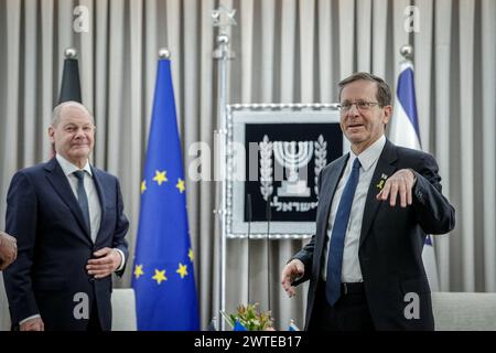 Jérusalem, Israël. 17 mars 2024. Le Chancelier fédéral Olaf Scholz (à gauche, SPD) est reçu par Yitzchak Herzog, Président d'Israël. Crédit : Kay Nietfeld/dpa/Alamy Live News Banque D'Images