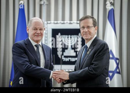 Jérusalem, Israël. 17 mars 2024. Le Chancelier fédéral Olaf Scholz (à gauche, SPD) est reçu par Yitzchak Herzog, Président d'Israël. Crédit : Kay Nietfeld/dpa/Alamy Live News Banque D'Images