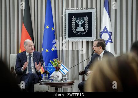 Jérusalem, Israël. 17 mars 2024. Le Chancelier fédéral Olaf Scholz (à gauche, SPD) est reçu par Yitzchak Herzog, Président d'Israël. Crédit : Kay Nietfeld/dpa/Alamy Live News Banque D'Images