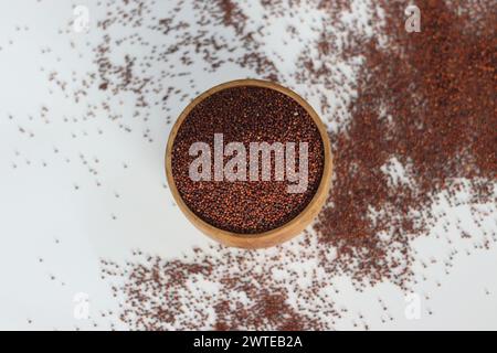 Ragi ou grains de millet de doigt dans un bol en bois rustique, superaliment sans gluten, sain, bio, ingrédient, parfait pour les blogueurs culinaires et les adeptes de la santé Banque D'Images