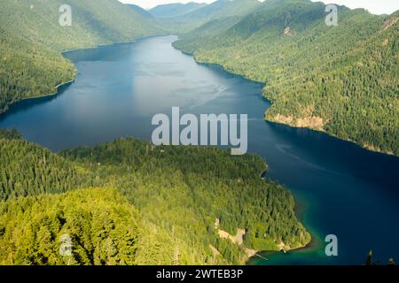 Le lac Crescent serpente à travers les montagnes olympiques d'en haut Banque D'Images