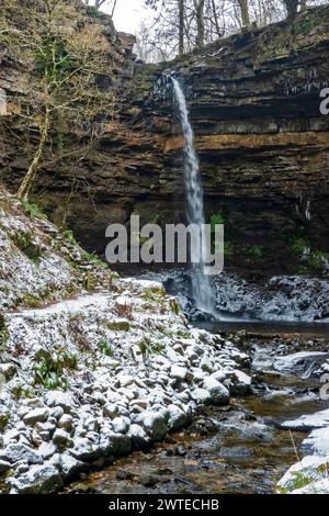 Hardraw Force par un matin d'hiver neigeux. La neige et la glace entourent le bassin profond au fond de la gorge. Banque D'Images