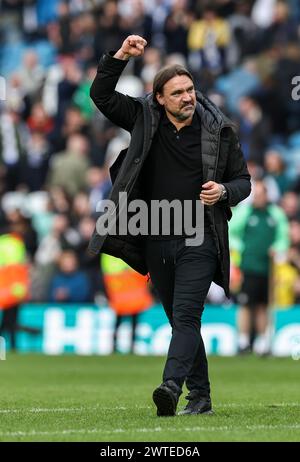 Elland Road, Leeds, Yorkshire, Royaume-Uni. 17 mars 2024. EFL Championship Football, Leeds United contre Millwall ; le manager de Leeds United Daniel Farke fête avec les fans à la fin du match crédit : action plus Sports/Alamy Live News Banque D'Images