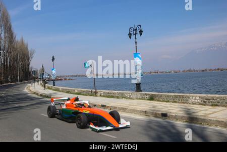 Srinagar, Inde. 17 mars 2024. 17 mars 2024, Srinagar, Inde : Shriya Lohia, pilote de formule 4, participe à la course de formule 4 organisée pour stimuler le tourisme d'aventure dans la région. Le 17 mars 2024 à Srinagar, Inde. (Photo de Firdous Nazir/Eyepix Group) crédit : Sipa USA/Alamy Live News Banque D'Images