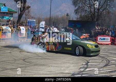 Srinagar, Inde. 17 mars 2024. 17 mars 2024, Srinagar, Inde : Un pilote participe à la course de formule 4 organisée pour stimuler le tourisme d'aventure dans la région. Le 17 mars 2024 à Srinagar, Inde. (Photo de Firdous Nazir/Eyepix Group) crédit : Sipa USA/Alamy Live News Banque D'Images