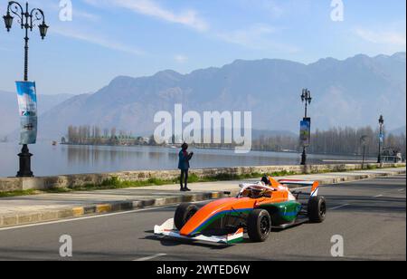 Srinagar, Inde. 17 mars 2024. 17 mars 2024, Srinagar, Inde : le pilote de formule 4, Shriya Lohia, participe à la course de formule 4 organisée pour stimuler le tourisme d'aventure dans la région. Le 17 mars 2024 à Srinagar, Inde. (Photo de Firdous Nazir/Eyepix Group) crédit : Sipa USA/Alamy Live News Banque D'Images