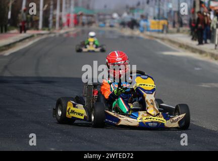 Srinagar, Inde. 17 mars 2024. 17 mars 2024, Srinagar, Inde : Un enfant, participe à la course de formule 4 organisée pour stimuler le tourisme d'aventure dans la région. Le 17 mars 2024 à Srinagar, Inde. (Photo de Firdous Nazir/Eyepix Group) crédit : Sipa USA/Alamy Live News Banque D'Images